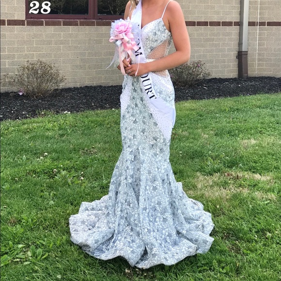 Prom dress - Picture 2 of 7